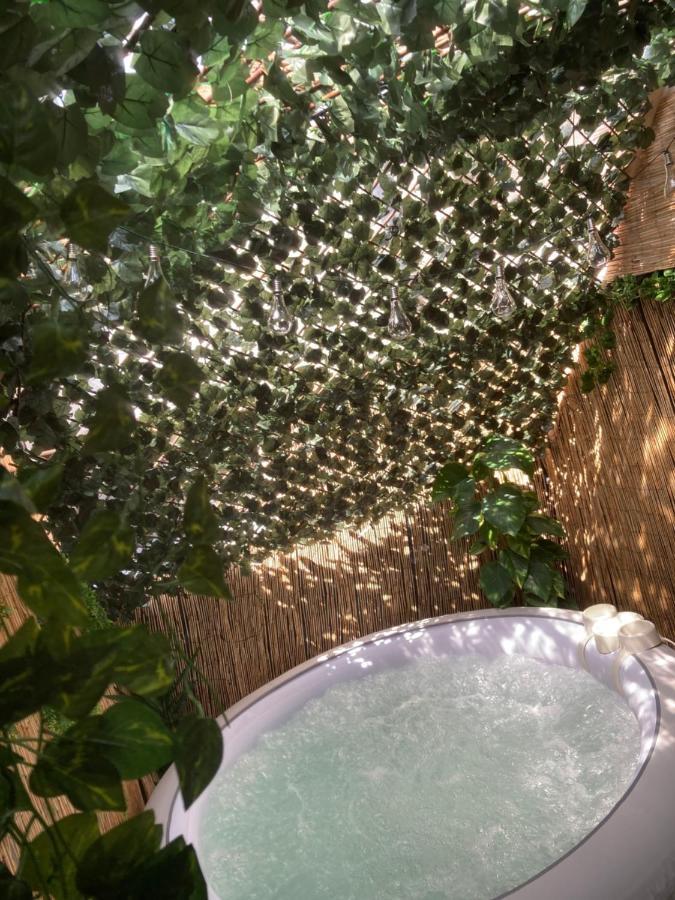 Jacuzzi Jungle Centre *